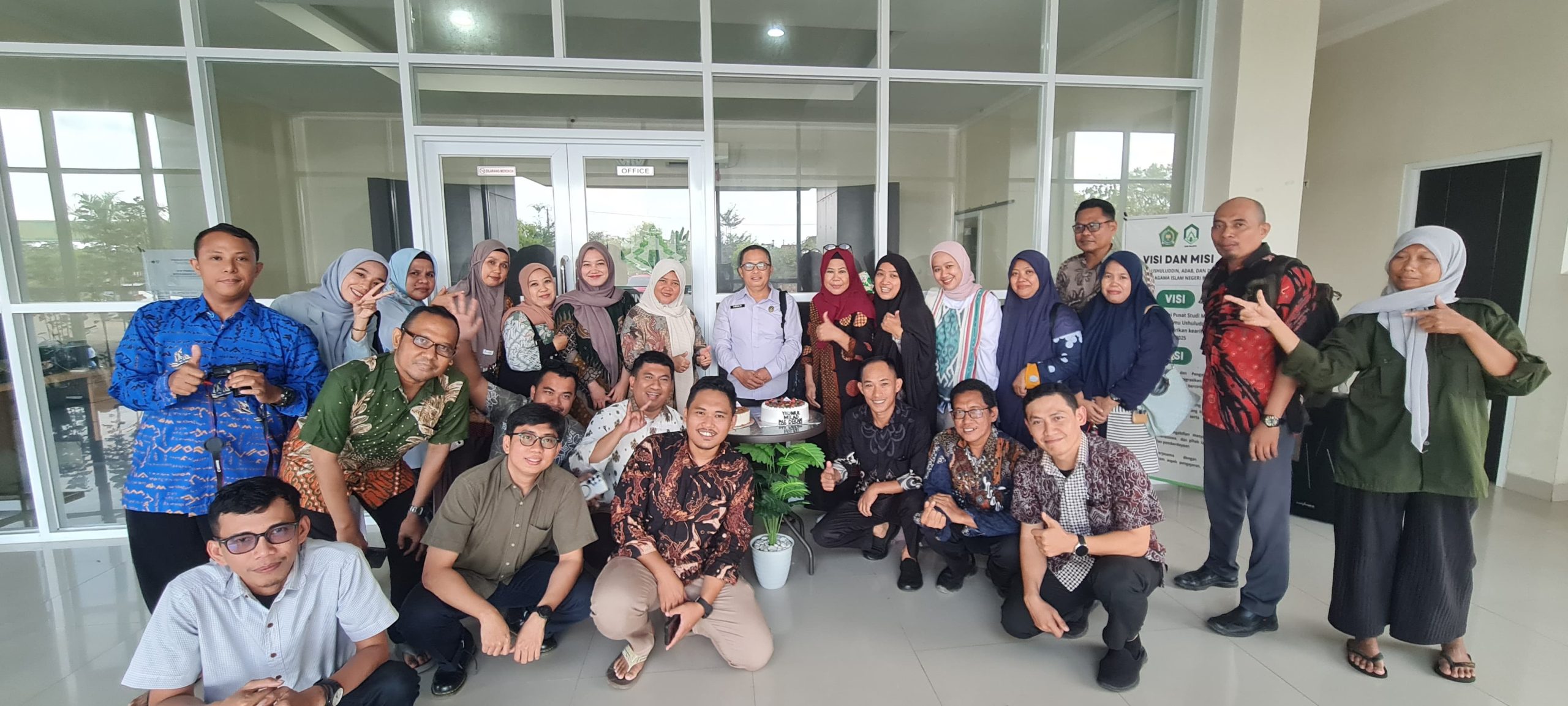 Kejutan Ulang Tahun Ke-54 Untuk Dekan Fuad UIN Palopo, Dr. Abdain, S.Ag., M.HI.