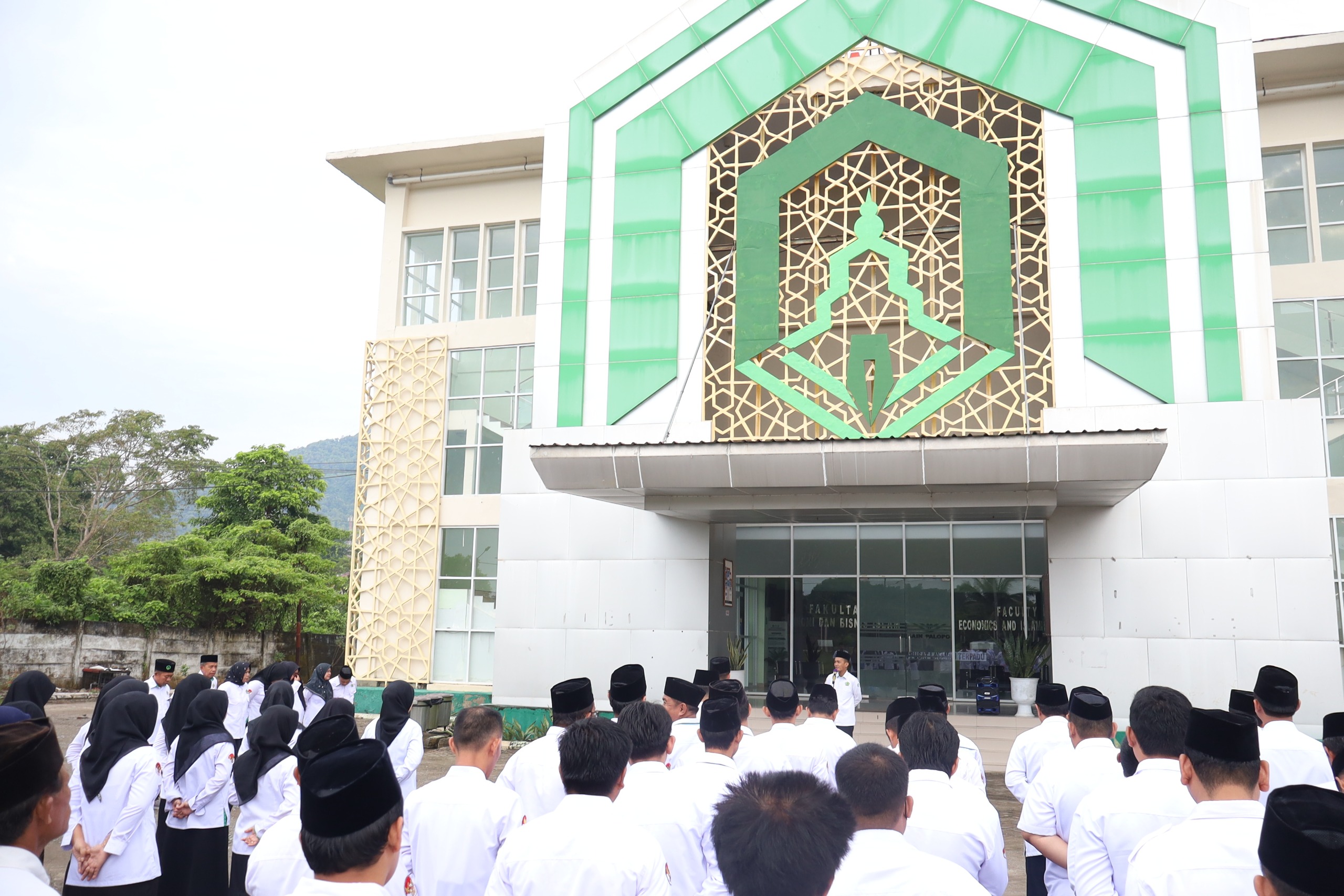 Rektor Hadiri Apel di FEBI dan FUAD UIN Palopo: Tegaskan Disiplin ASN dan Siap Hadapi Tantangan Pascapeningkatan Status